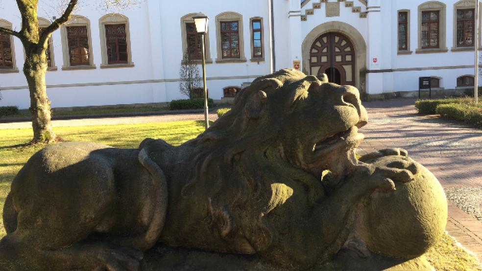 In seiner ganz eigenen, wahnhaften Welt lebt ein 40-jähriger Beschuldigter, dem vor dem Landgericht Aurich Körperverletzung sowie versuchte gefährliche Körperverletzung zur Last gelegt wird.  © Boelmann