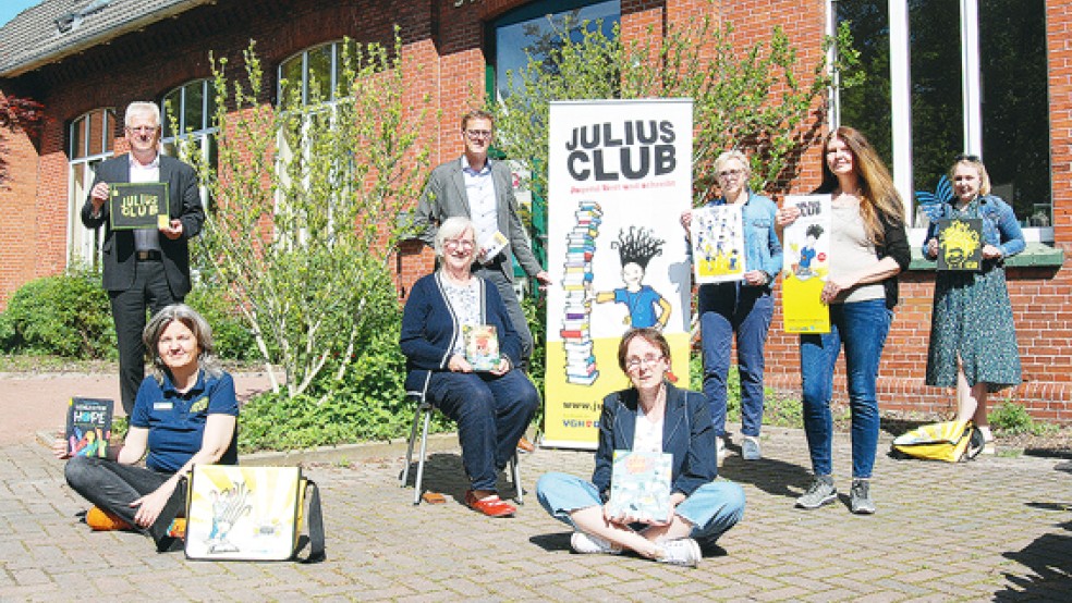 Gemeinsam für den Julius-Club: Von links Bürgermeister Ludwig Sonnenberg, Bücherei-Leiterin Susanne Fockens, Günter Menken (VGH), Trinette Hofbuhr (Stadt Weener), Anja Kellermann (Bücherei Ihrhove) und Constanze Harms (Bücherei Hesel). Im Vordergrund sitzen Sabine Laudin-Fokken (Stadtbibliothek Leer) und Joke Hoogedoorn (Mediothek Bunde).  © Foto: Hoegen