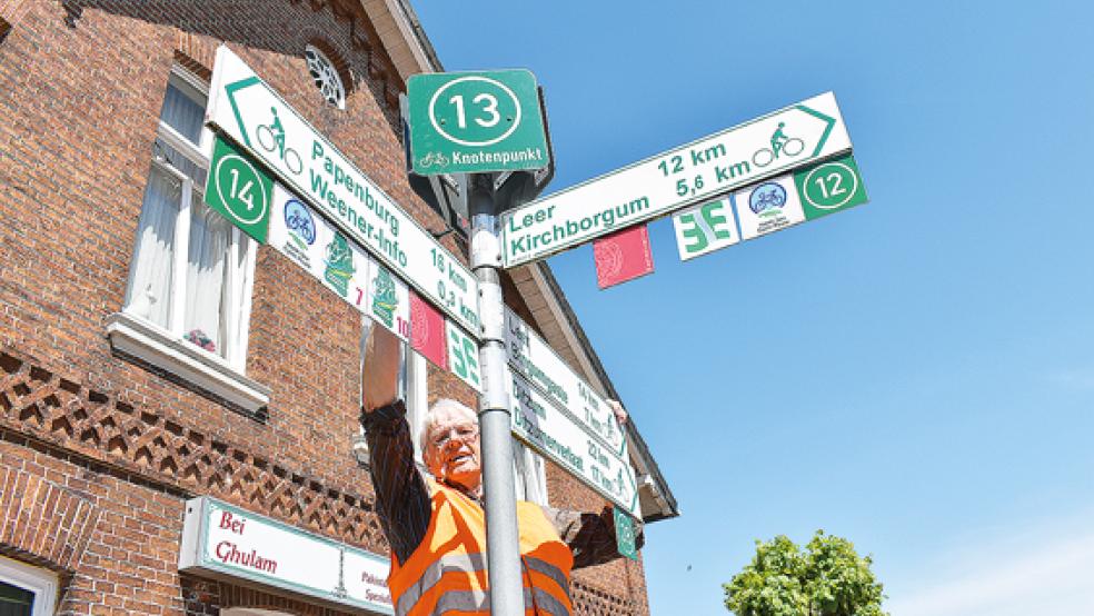 Knotenpunkt Nr. 13 am Alten Hafen in Weener ist eines von insgesamt 35 Schildern, die »Radweg-Experte« Dieter Kuper aderzeit im Rheiderland installiert.  © Foto: Kuper