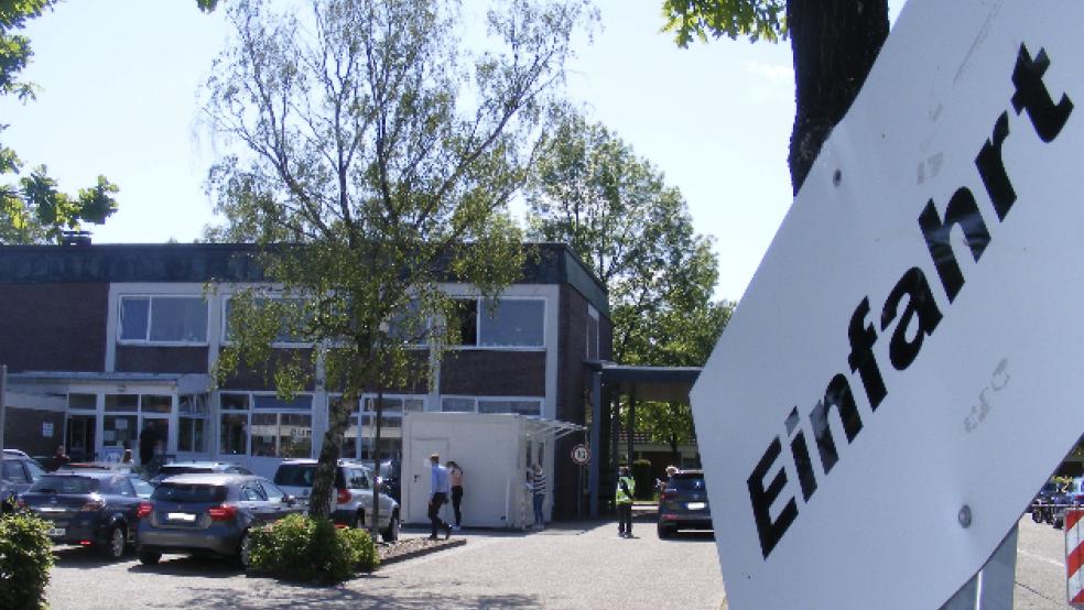 Das Straßenverkehrsamt des Landkreises bleibt vorerst in seinem Altbau an der Ringstraße in Leer. Erst im kommenden Jahr sollen die Planungen für ein neues Gebäude wieder aufgenommen werden. Ursprünglich sollte die Umsetzung bereits im laufenden Jahr erfolgen. © Foto: Szyska