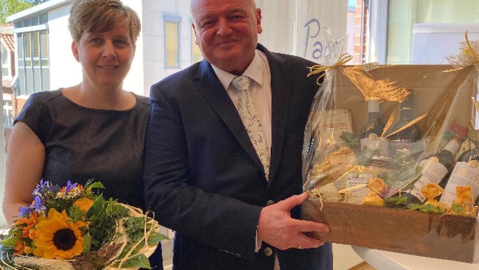 Dr. med. Franz Koettnitz mit seiner Ehefrau Marije Koettnitz-Worst bei der Verabschiedung im kleinen Rahmen. Koettnitz leitete acht Jahre lang die Abteilung für Gynäkologie und Geburtshilfe im Marien-Hospital in Papenburg. © Foto: Marien-Hospital