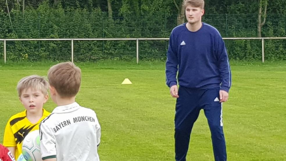 Maurice Roosen spielt beim Heidjer SV in der Ostfrieslandklasse B Fußball. Durch sein FSJ trainiert er nun aber auch eine G-Jugend beim TV Bunde.  © Foto: privat