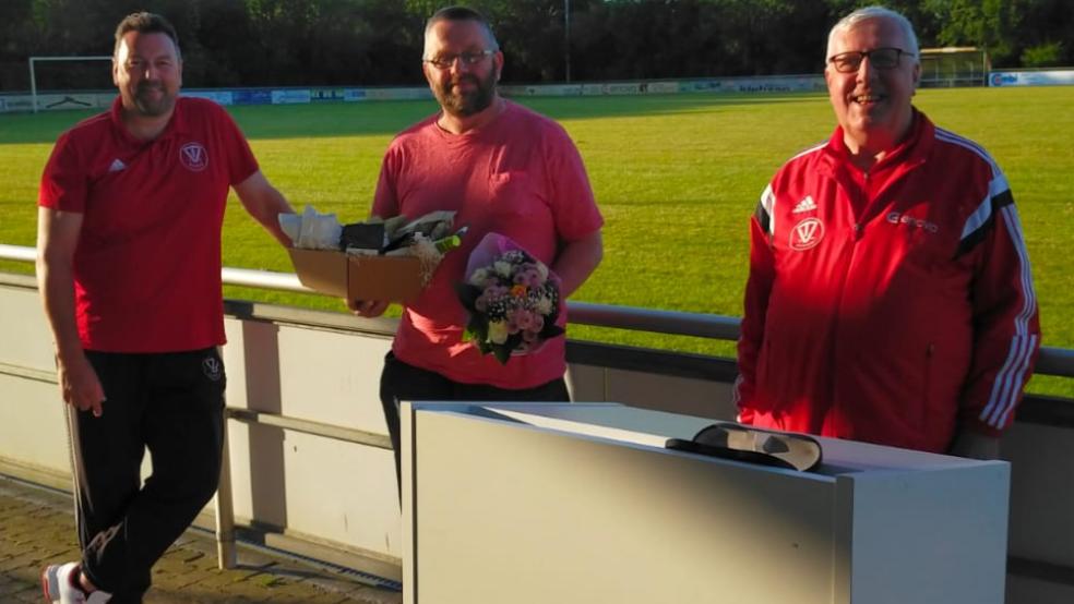 Peter Swart (links) und Gerold van Hoorn (rechts) ehrten bei der Abteilungsversammlung der Bunder Fußballer Wilfried Oltrop für seine Verdienste rund um den TV Bunde.  © Foto: TV Bunde