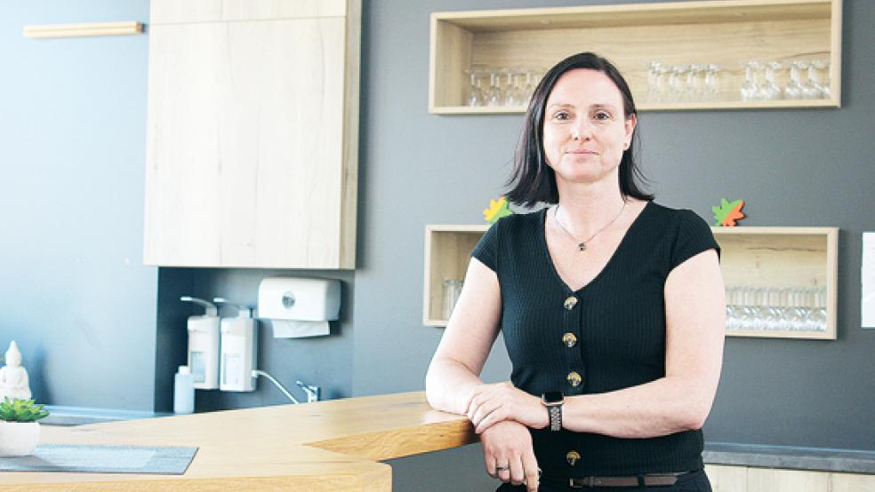 Claudia Lippke im Gastronomie-Bereich der »Jugendwerkstatt«. Die Ausstattung wurde in der Tischlerei der Einrichtung gebaut.  © Foto: Berents