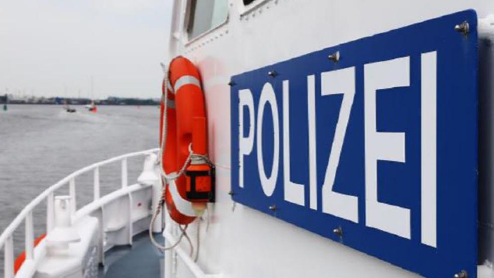 Die Wasserschutzpolizei war gestern im Emder Hafen im Einsatz. © Archiv