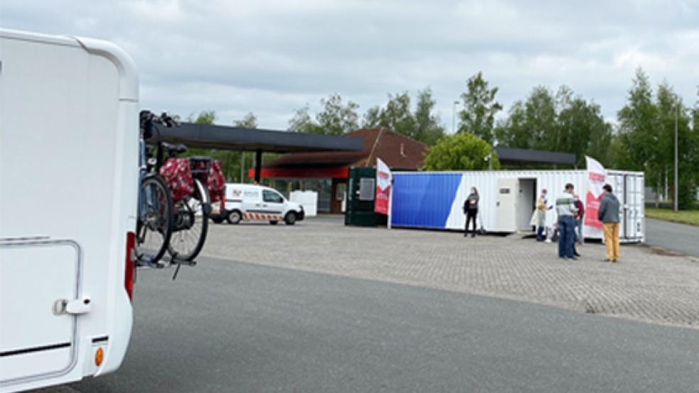 Auch am Sonnabend als letztem Testtag kamen noch Niederländer zum GGD-Container an der Grenze in Bunderneuland; am Dienstag wurde die Testanlage wieder abgebaut und zurück in die Niederlande transportiert.  © Foto: Kuper