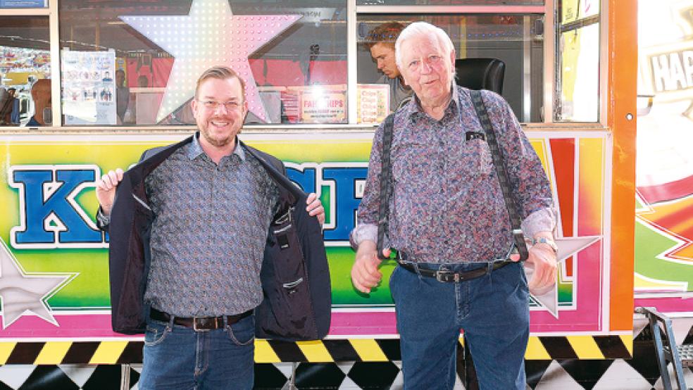 Bürgermeister Jan Peter Bechtluft (links) und Schausteller Karl-Heinz Langenscheidt gut gelaunt, beide trugen zufällig ein Hemd mit Paisley-Muster.  © Foto: Jelte Schulte/Stadt Papenburg