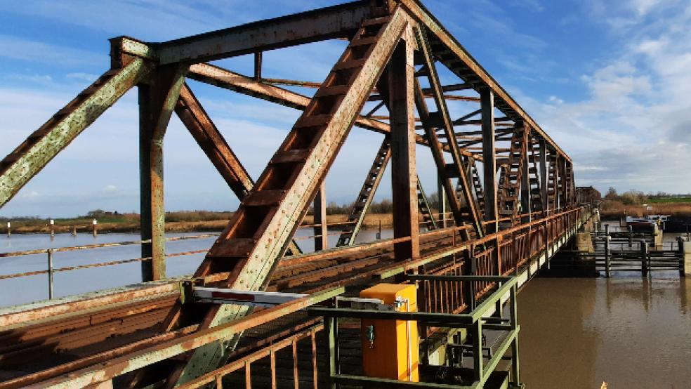 Zum offiziellen Start des Rückbaus am 16. Juli werden hochrangige Vertreter von Bund und Bahn an der Friesenbrücke in Weener erwartet. © Foto: Szyska