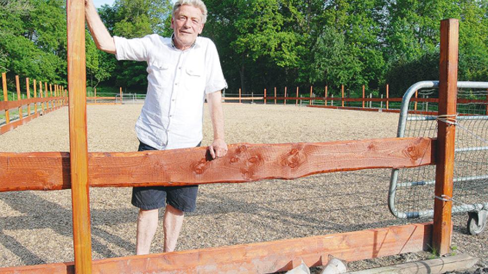 Hans-Werner Rössing auf dem Reitplatz des ehemaligen Bauernhofes an der Steinhausstraße in Bunderhee.  © Foto: Hoegen