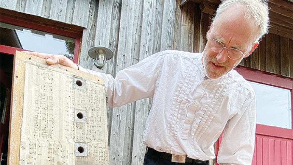 Dichtung als Dichtung: Orgelbaumeister Harm Dieder Kirschner mit den Notenblättern an der Windlade.  © Foto: Hanken