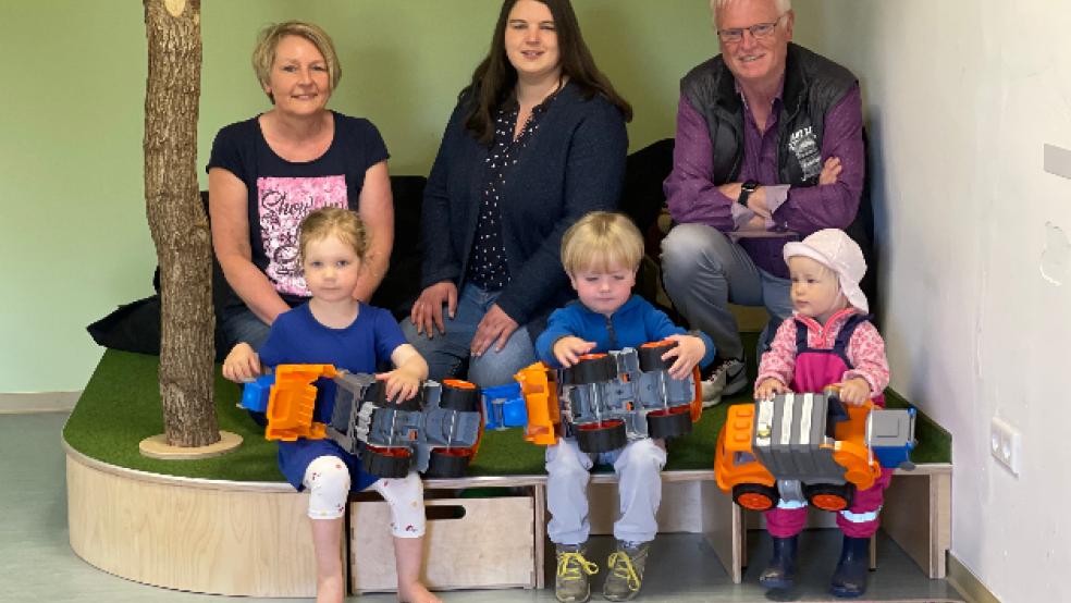 Das Foto zeigt (unten von links) die Kinder Hannah Peine, Marius Boekhoff und Levke Hübner mit (oben von links) Erzieherin Marion Batterham (»Zwergenstübchen«), Krippen-Leiterin Jacqueline Frei und Dieter Gottwald. © Foto: Kita Jemgum