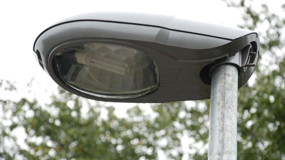 Hier ist noch eine Energiesparlampe verbaut, die Gemeinde Bunde hat mittlerweile fast vollständig auf LED-Leuchtmittel umgestellt.  © Archivfoto: Hoegen