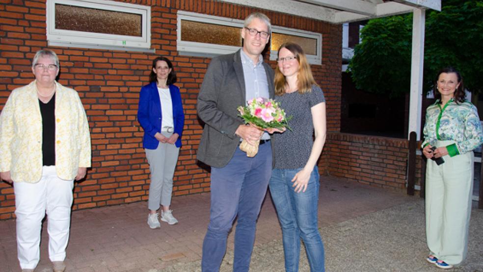 Blumen für den Bürgermeisterkandidaten: Heiko Abbas mit seiner Frau Maike. Zu den ersten Gratulanten gehörten (von links) CDU-Stadtverbandsvorsitzende Hildegard Hinderks, Kreisvorsitzende Melanie Nonte und Bundestagsabgeordnete Gitta Connemann.  © Foto: Hanken