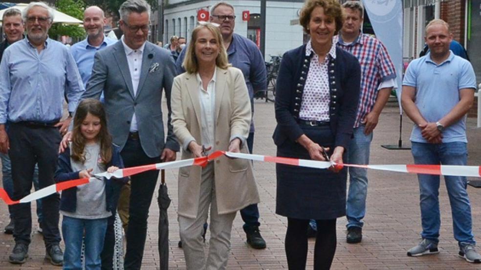 Die siebenjährige Freya Dunayski, Andreas Fricke (Vorsitzender der Leeraner Werbegemeinschaft), und Marlene Schwill (stellvertretende Vorsitzende) - im Bild von links - eröffneten heute gemeinsam mit Bürgermeisterin Beatrix Kuhl und weiteren politischen Vertreterinnen und Vertretern den zweiten Bauabschnitt in der Fußgängerzone von Leer.  © Foto: Ammermann