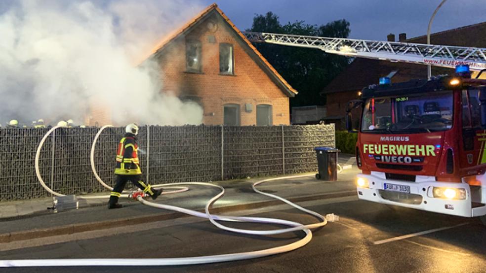 Fünf Feuerwehren aus dem Auricher Stadtgebiet waren bei der Bekämpfung des Brandes im Einsatz.  © Foto: Feuerwehr