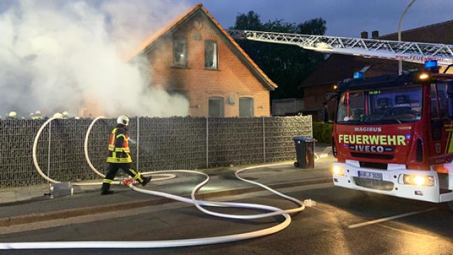 Feuerwehr löscht brennendes Haus