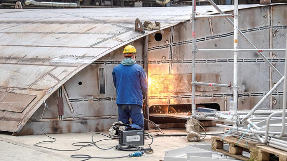 Es geht um die Arbeit auf der Meyer Werft, nämlich um die Sicherung der Arbeitsplätze. Betriebsrat und Geschäftsleitung sind »im zähen Ringen um eine Lösung«, heißt es seitens des Schiffbauunternehmens.  © Foto: dpa / Sina Schuldt 
