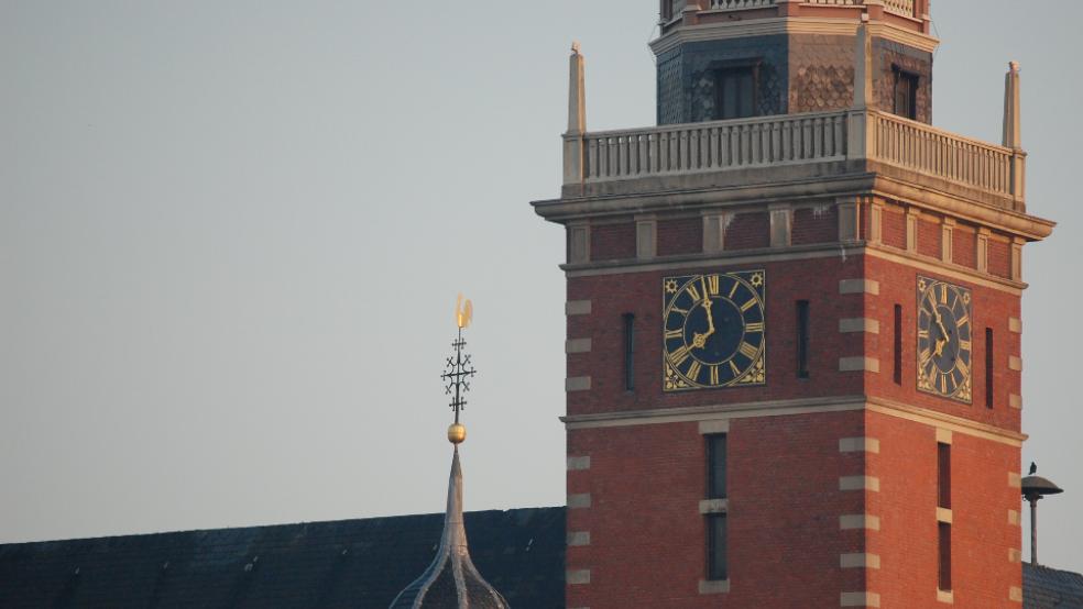 Im Rathaus der Stadt Leer wird am morgigen Montag wohl entschieden, ob die Sammlung von Unterstützter-Unterschriften wiederholt werden muss.  © Foto: Archiv
