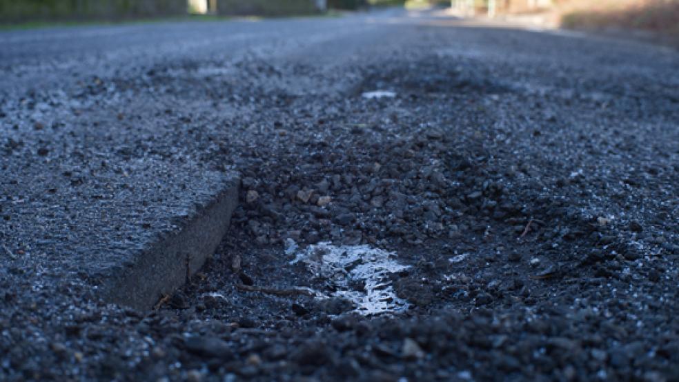 Hier sind die Straßenschäden deutlich, mit dem »Splitten« von Kreisstraßen will die Kreisverwaltung schwere Schäden verhindern.  © Foto: Archiv