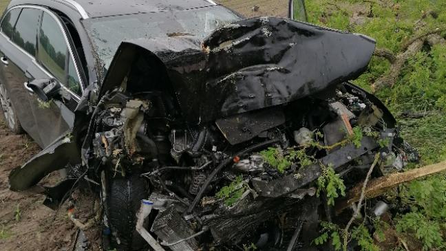 Auto prallt gegen Baum
