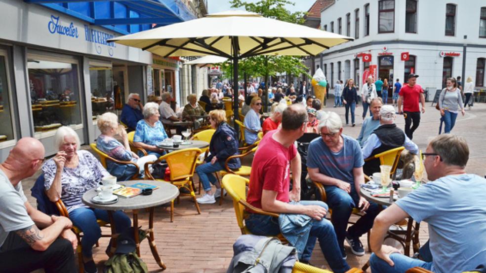 Belebte Fußgängerzone am Wochenende. Das hat die Stadt Leer in der Form lange nicht erlebt - mit spürbaren Auswirkungen für den Tourismus.  © Foto: Ammermann