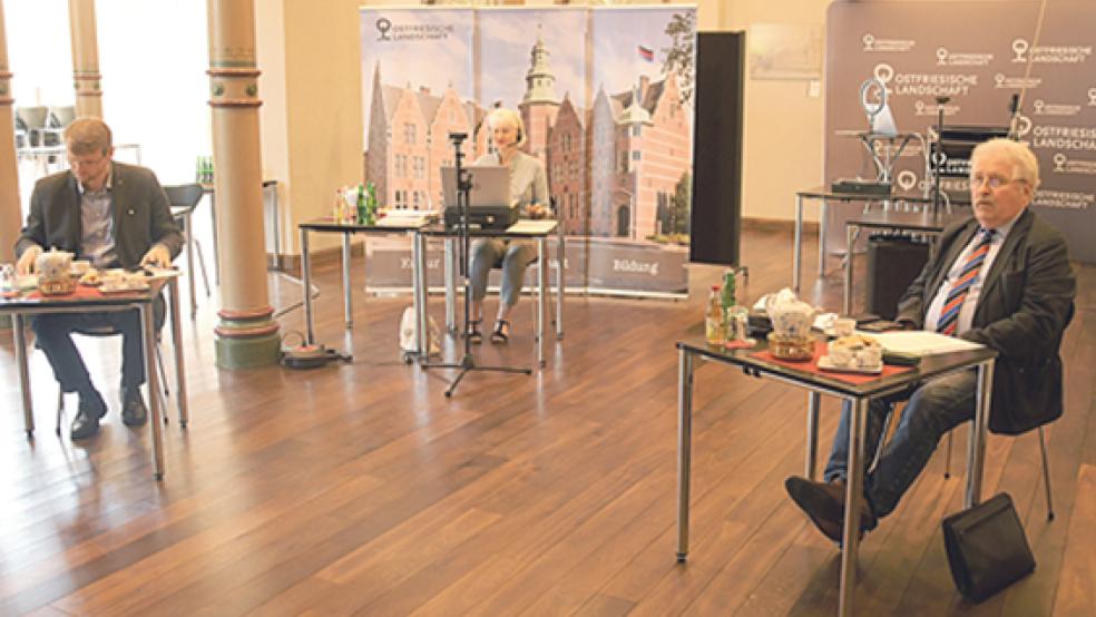 Zwei Studios im Landschaftsforum: Für das Symposium Teekultur der Kulturagentur der Ostfriesischen Landschaft, wurden im Forum des Landschaftshauses zwei kleine Studios für Vorträge und die Moderation aufgebaut. Das Symposium fand hybrid, also in Präsenz und online statt. Im Landschaftsforum begrüßten (von links) Landschaftsdirektor Dr. Matthias Stenger, Katrin Rodrian (Kulturagentur) und Landschaftspräsident Rico Mecklenburg die Teilnehmer.  © Foto: Graber/Ostfriesische Landschaft