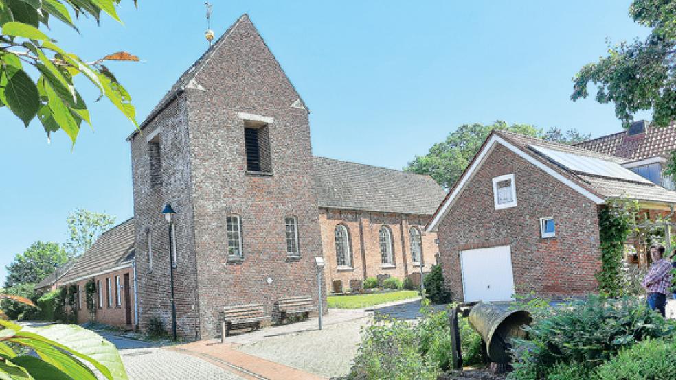 Direkt an den Glockenturm der 1776 errichteten Kirche wurde das Gemeindehaus angebaut (links im Bild). Das 1968 hinzu gekommene Pfarrhaus (rechts am Bildrand) wurde zu Wohnzwecken befristet vermietet.  © Foto: Szyska