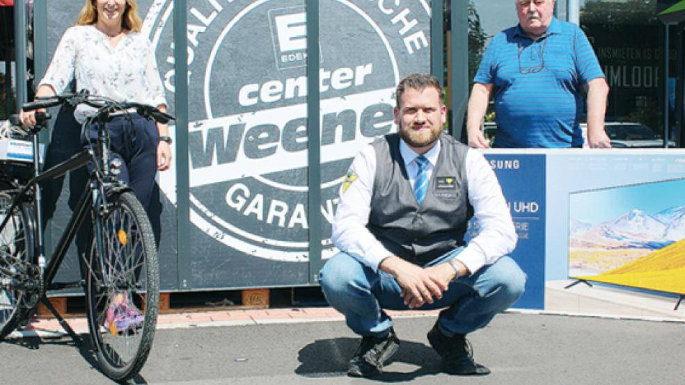 Edeka-Filialleiter Tim Berge (Mitte) übergab jetzt die Gewinne der Verlosung zur Wiedereröffnung des Marktes in Weener. Insa Groenhoff-Sobattka freute sich über ein neues E-Bike. Johannes Kuiper konnte einen neuen Fernseher in Empfang nehmen.  © Foto: Berents