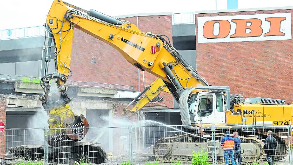 Am Parkhaus des Einkaufszentrums »Ems-Center« in Papenburg haben die Arbeiten für den Abriss begonnen. Die Arbeiten für eine Neubau sollen nach dem aktuellen Stand der Planungen im Herbst starten. © Foto: Schade