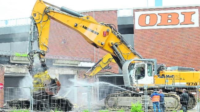 Bagger greifen nach Parkhaus