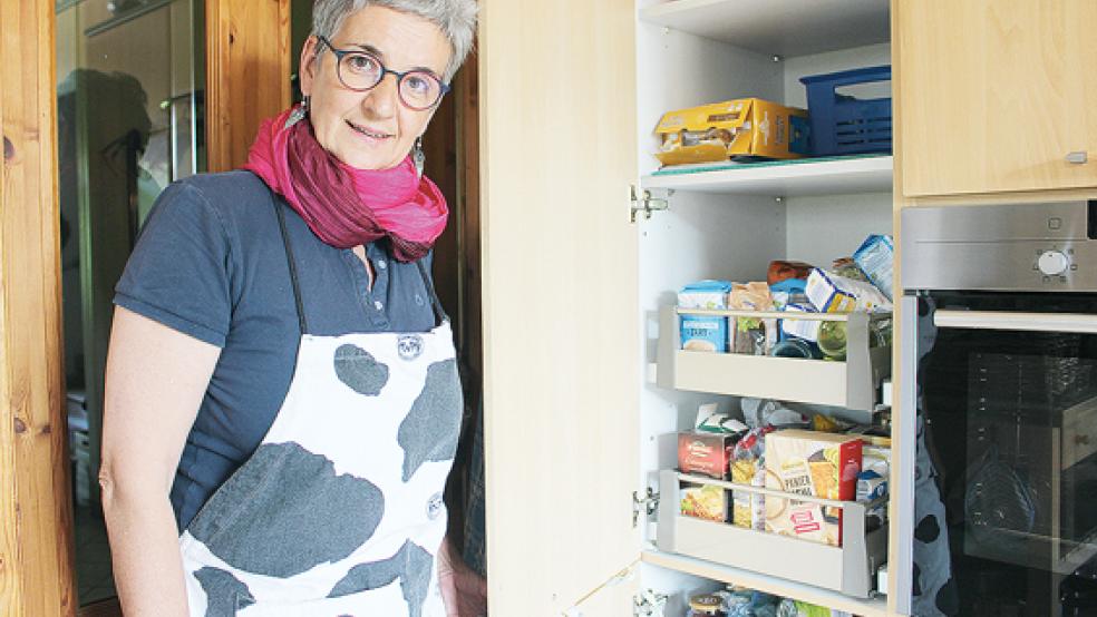Zur Hauswirtschaft gehört zum Beispiel das Wissen, wie man richtig einkauft und auf die richtige Art und Weise Vorräte anlegt, erklärt Ilse Meyer.  © Foto: Berents