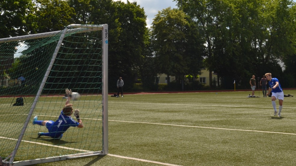 Die erneute Ausführung eines Elfmeterschießens - hier ein Schütze von BW Borssum in Lastrup im vergangenen Jahr - sei zu aufwendig, findet der Spielausschuss des NFV-Bezirks Weser-Ems.  © Foto: NFV-Bezirk Weser-Ems/Huisjes