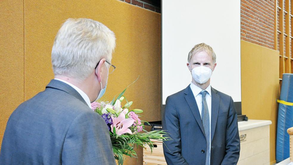 Bürgermeister Ludwig Sonnenberg (links) überreichte Hermann Welp nach der Wahl einen Blumenstrauß.  © Foto: Boelmann