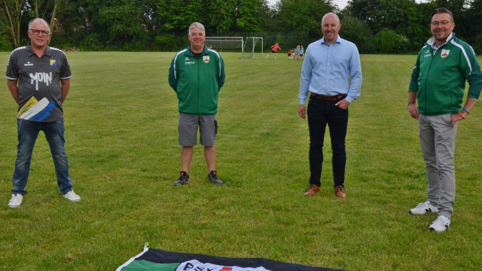 Udo Tesch (links) und Wilke Zierden (nicht auf dem Foto) übernehmen die Schirmherrschaft für den Citylauf. Der Hallen- und Platzwart des BSV Bingum, Carsten Kempen (Zweiter von links), der BSV-Vorsitzende Matthias Frikke und der BSV-Pressewart Rüdiger Barten freuen sich über das Engagement der beiden beliebten ostfriesischen Influencer.  © Foto: Ammermann