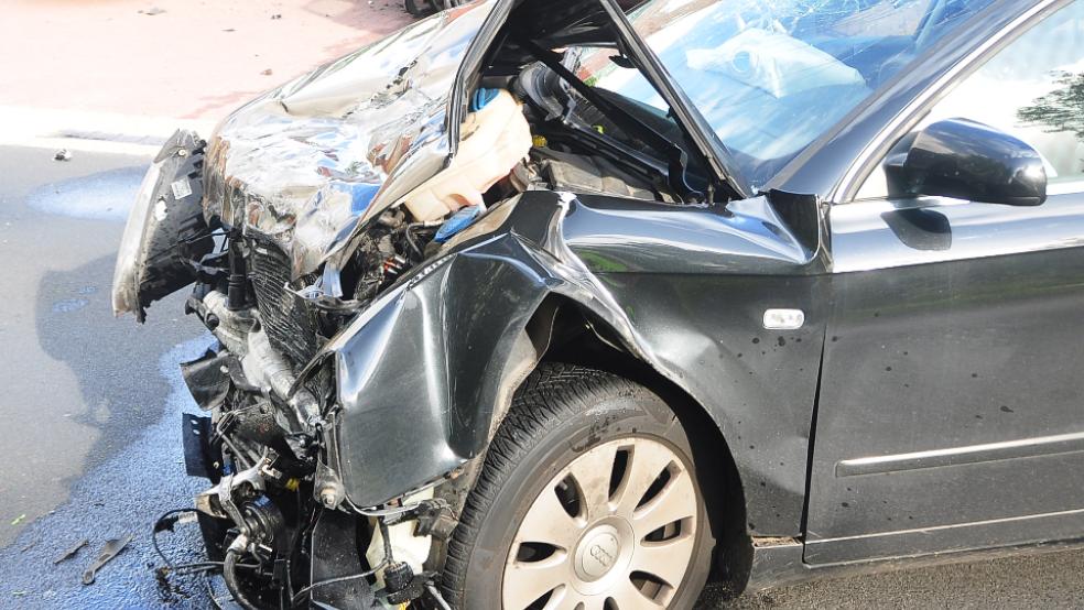 Die beteiligten Autos waren nicht mehr fahrbereit und mussten abgeschleppt werden. © Foto: Wolters