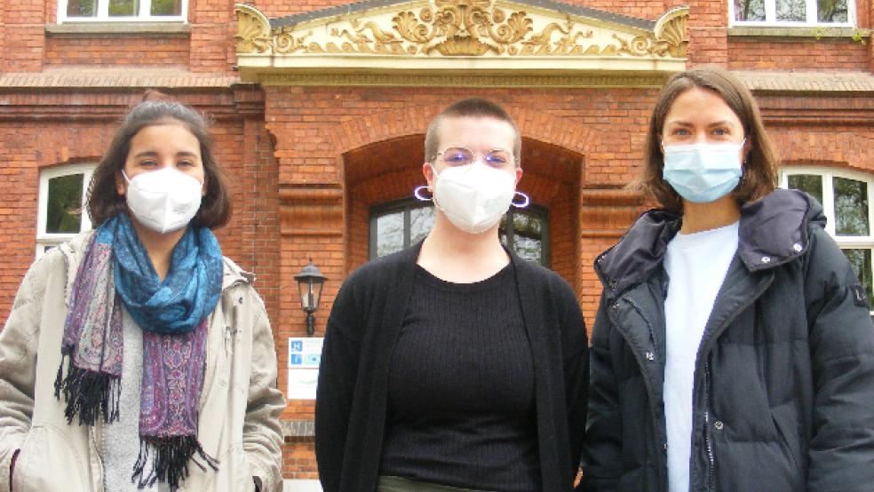 Befassen sich in einem Projekt zur Gemeinwesenarbeit mit der Situation wohnungsloser Frauen (von links): Lea Peters (24), Rosanna Bercx (28) und Theresa Hogenkamp (30). Auf dem Bild fehlt ihre Kommilitonin Sarah Stopfkuchen (21). © Foto: Szyska