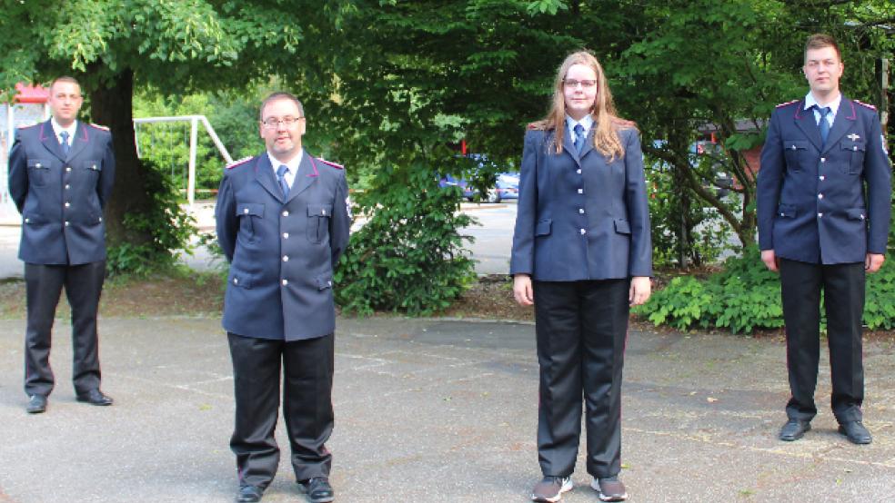 Gewählt und Beförderte (von links): Ortsbrandmeister Stefan Siemens, Jan Helmut Jans, Nicole Groen sowie der stellvertretende Ortsbrandmeister Thomas Müller.  © Rand (Feuerwehr)