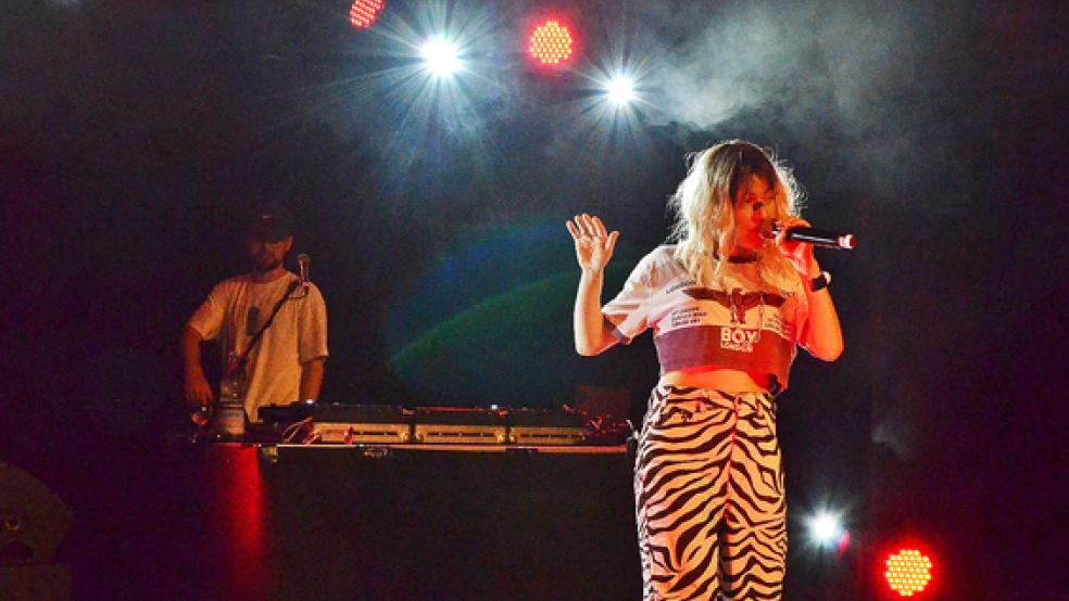 Die Zollhaus-Konzertreihe »Neustart Kultur 2021« eröffnete die deutsche Rapperin Hayiti mit ihrem DJ AZAD. Für das Kulturhaus war es das erste Konzert in diesem Jahr.  © Fotos: Ammermann