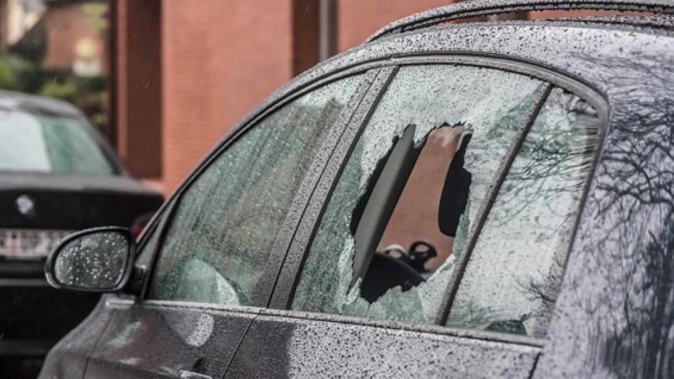 Die Seitenscheibe eines Autos (dies ist ein Beispielfoto eines anderen Vorgangs) wurde in Weener zerstört.  © Foto: RZ-Archiv