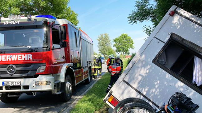 Wohnmobil kommt von Straße ab