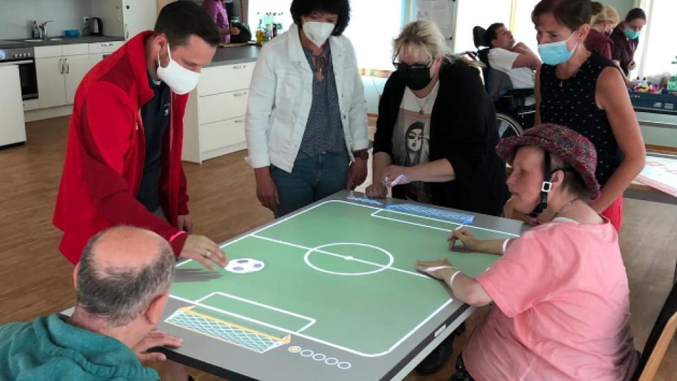Vertreter des Gewerbevereins Bunde überzeugten sich im Wohn- und Pflegeheim »Open Dören«, dass ihre Spende für die Anschaffung der »Tovertafel« gut angelegt wurde. © Foto: Open Dören