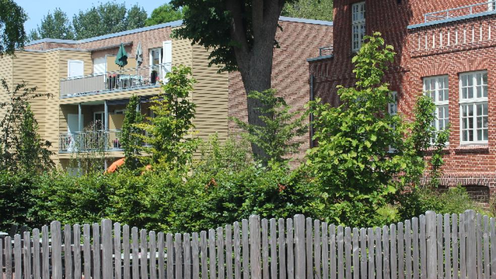 Die Wohnungen hinter der Villa Bauer an der Neuschanzer Straße nennt Bürgermeister Sap als Beispiel, wie gelungener Wohnungsbau aussehen könnte, ohne dem Ortsbild zu schaden. Viel Potential gebe es im Ortskern aber nicht mehr. © Berents