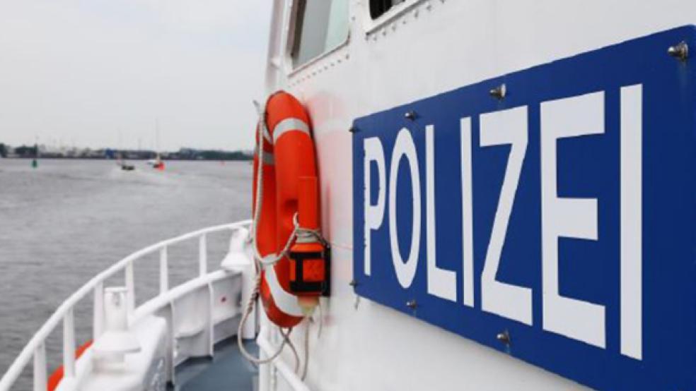 Nach einer Gewässerverunreinigung im Emder Binnenhafen ermittelt jetzt die Wasserschutzpolizei.  © Archiv