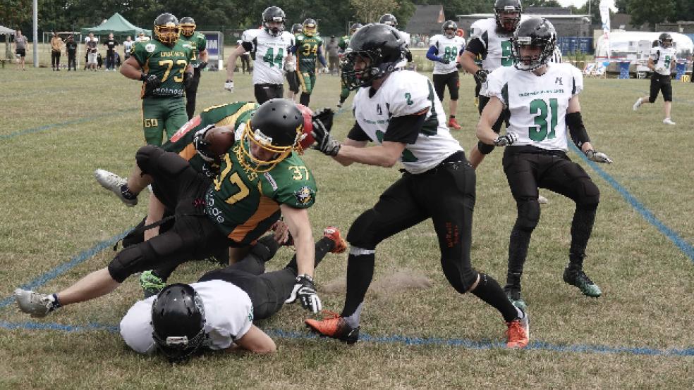 Die Eastfrisian Ducks (grüne Trikots) spielen bald in Middels. Dieses Foto entstand noch in Tannenhausen. © Foto: Vortanz