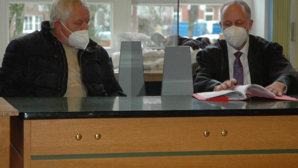 Auf der Anklagebank: Der Rechtspopulist Gerd Koch (links) mit seinem Verteidiger Matthias von Rahden am 15. Februar im Saal des Leeraner Amtsgerichts. © Foto: Szyska