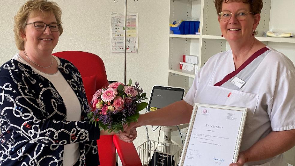 Elisabeth Bröring (links), Managerin MVZ und Ambulanzen, gratuliert Annette Lohe zu ihrer bestandenen Weiterbildung zur »Algesiologischen Fachassistenz«. © Foto: MVZ