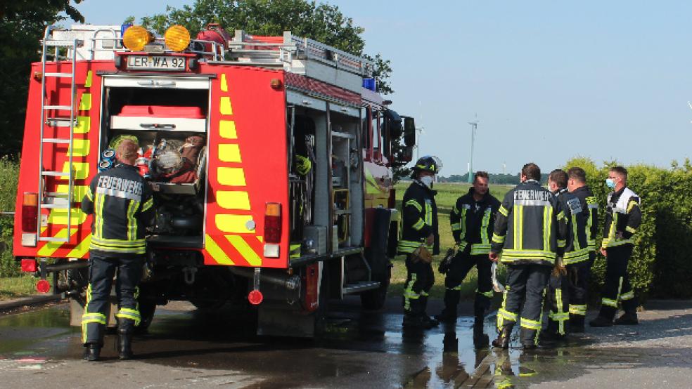 Die Feuerwehr Bunde wurde heute Abend zu einem Heckenbrand gerufen. © Berents