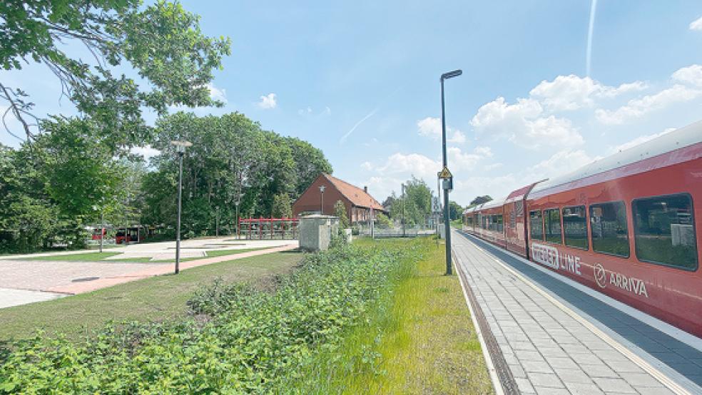 Mit längerem Bahnsteig und neuem Bahnhofsvorplatz bietet die Stadt Weener den Fahrgästen der Arriva-Züge bei Ankunft und Abreise jetzt einen wesentlich repräsentativeren Eindruck als zuvor.  © Fotos: Kuper