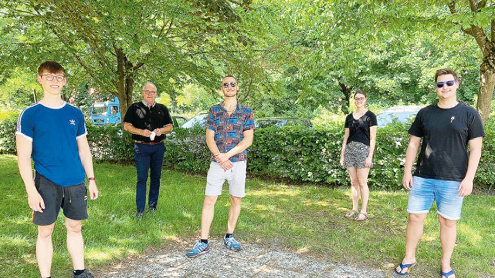 Werden ab dem 1. Juli die Badegäste in Holtgaste im Blick haben (von links): Tim Taddiken, Leonard Jansen, Onno Peters und Amke Peters. Bürgermeister Hans-Peter Heikens (Zweiter von links) begrüßte die Rettungsschwimmer-Truppe gestern Nachmittag offiziell im Jemgumer Rathaus.  © Foto: Boelmann
