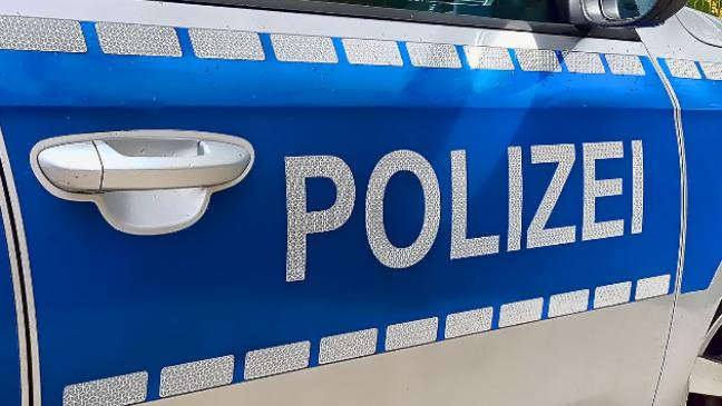 Auto überschlägt sich und prallt gegen Baum